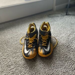Nike black & yellow zooms! Basketball shoe